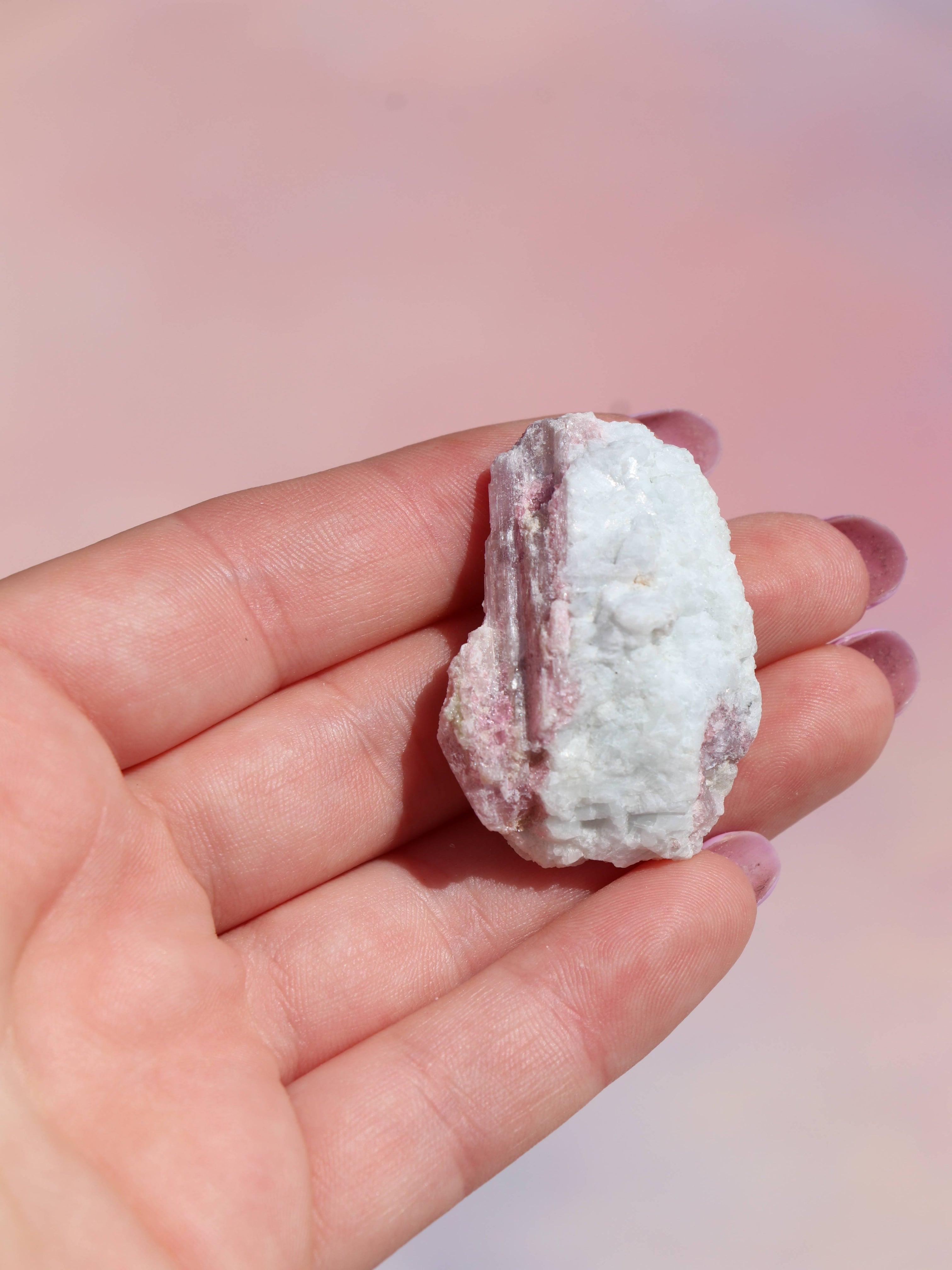 Rubelit - Kærlighed, Energi & Emotionel Healing
Rubelit, den smukke pink til rød variant af turmalin, er kendt for sin kraftfulde forbindelse til hjertchakraet og sin evne til at fremme kærlighed, indre styrke og følelsesmæssig heling. Denne krystal udstråler en blid, men stærk energi, der hjælper dig med at åbne op for kærlighed, både til dig selv og andre.
Egenskaber ved rubelit: Aktiverer og balancerer hjertchakraet. Understøtter selvkærlighed og følelsesmæssig balance. Hjælper ved stress, sorg og følel