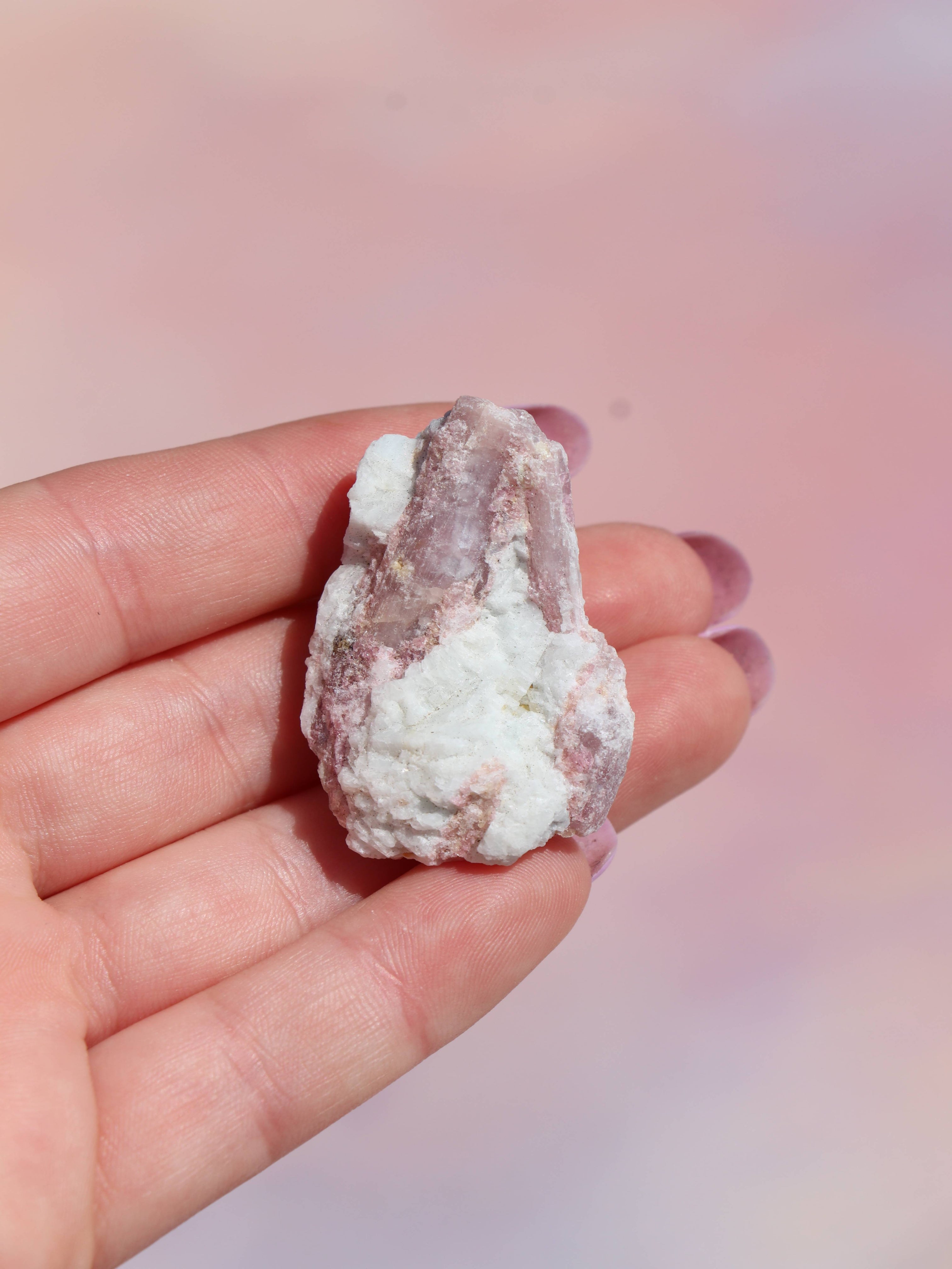 Rubelit - Kærlighed, Energi & Emotionel Healing
Rubelit, den smukke pink til rød variant af turmalin, er kendt for sin kraftfulde forbindelse til hjertchakraet og sin evne til at fremme kærlighed, indre styrke og følelsesmæssig heling. Denne krystal udstråler en blid, men stærk energi, der hjælper dig med at åbne op for kærlighed, både til dig selv og andre.
Egenskaber ved rubelit: Aktiverer og balancerer hjertchakraet. Understøtter selvkærlighed og følelsesmæssig balance. Hjælper ved stress, sorg og følel