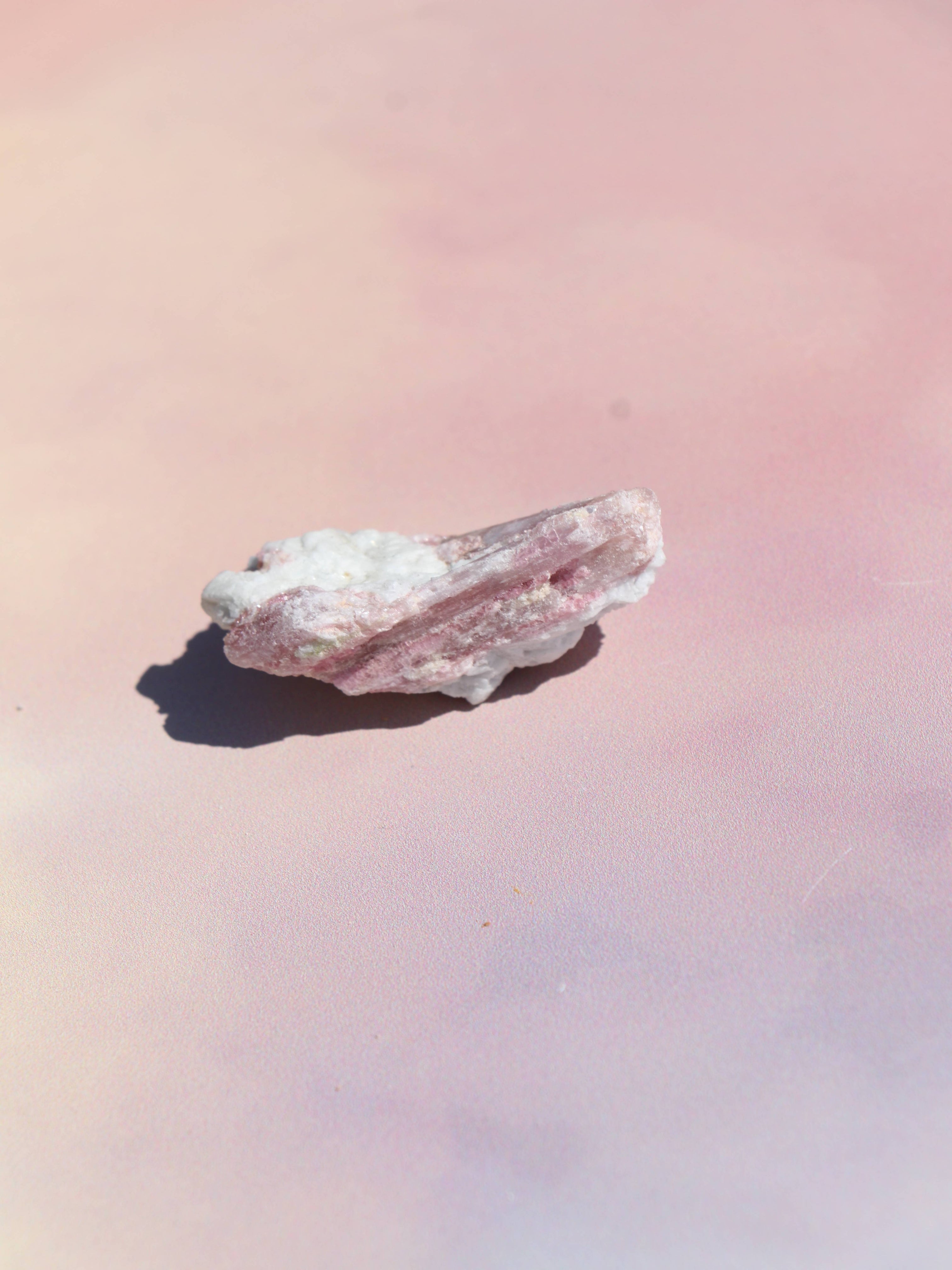 Rubelit - Kærlighed, Energi & Emotionel Healing
Rubelit, den smukke pink til rød variant af turmalin, er kendt for sin kraftfulde forbindelse til hjertchakraet og sin evne til at fremme kærlighed, indre styrke og følelsesmæssig heling. Denne krystal udstråler en blid, men stærk energi, der hjælper dig med at åbne op for kærlighed, både til dig selv og andre.
Egenskaber ved rubelit: Aktiverer og balancerer hjertchakraet. Understøtter selvkærlighed og følelsesmæssig balance. Hjælper ved stress, sorg og følel