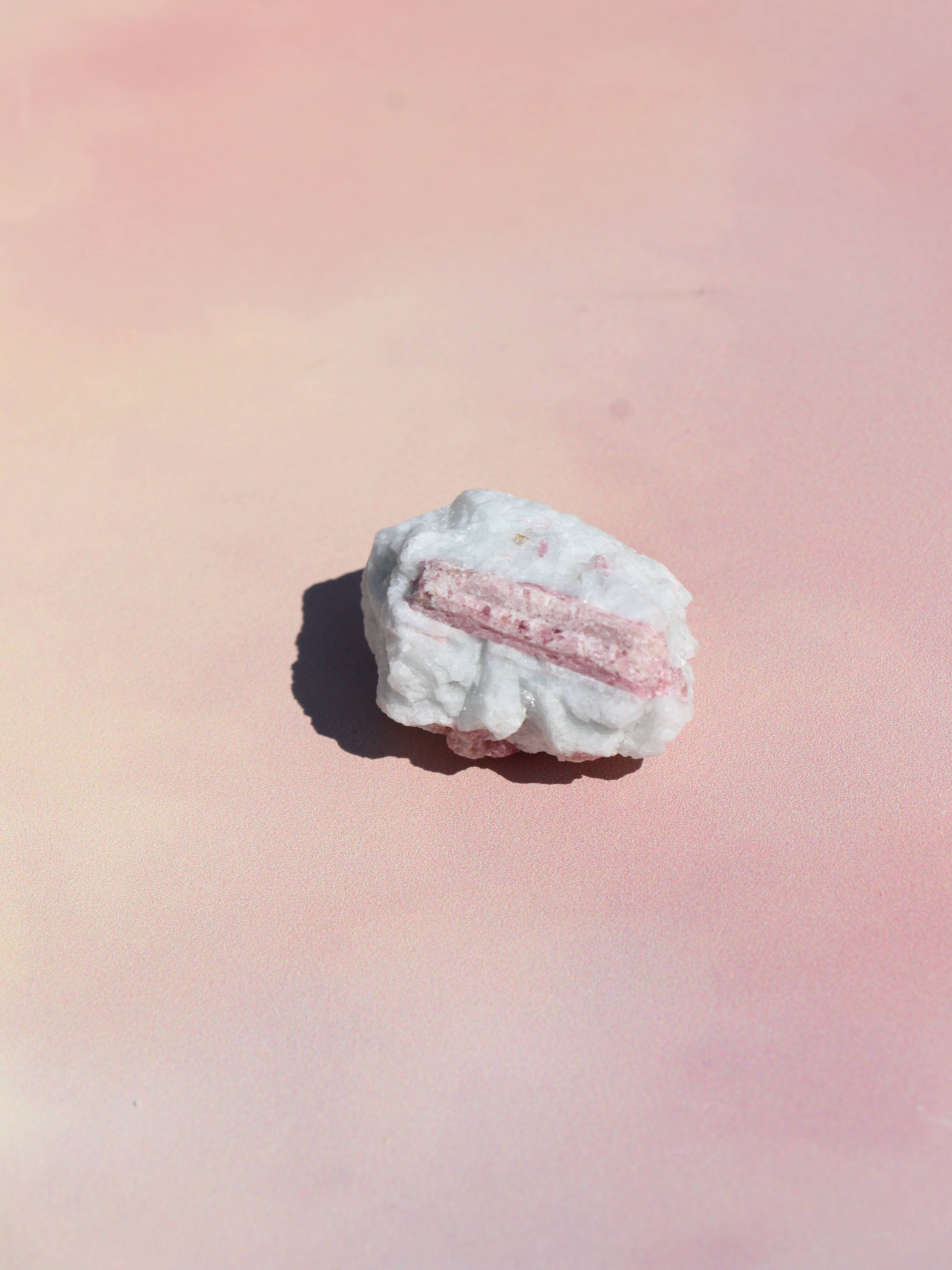 Rubelit - Kærlighed, Energi & Emotionel Healing
Rubelit, den smukke pink til rød variant af turmalin, er kendt for sin kraftfulde forbindelse til hjertchakraet og sin evne til at fremme kærlighed, indre styrke og følelsesmæssig heling. Denne krystal udstråler en blid, men stærk energi, der hjælper dig med at åbne op for kærlighed, både til dig selv og andre.
Egenskaber ved rubelit: Aktiverer og balancerer hjertchakraet. Understøtter selvkærlighed og følelsesmæssig balance. Hjælper ved stress, sorg 