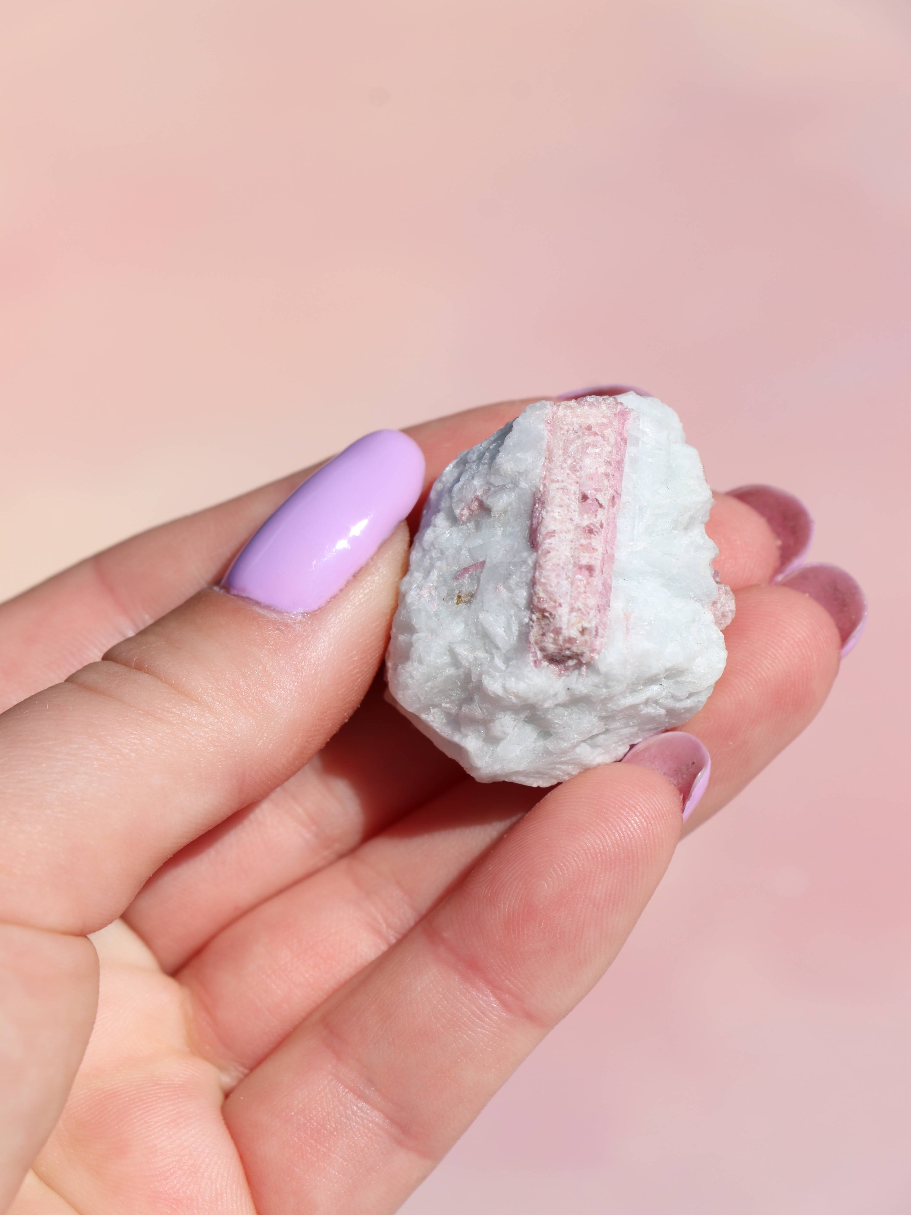 Rubelit - Kærlighed, Energi & Emotionel Healing
Rubelit, den smukke pink til rød variant af turmalin, er kendt for sin kraftfulde forbindelse til hjertchakraet og sin evne til at fremme kærlighed, indre styrke og følelsesmæssig heling. Denne krystal udstråler en blid, men stærk energi, der hjælper dig med at åbne op for kærlighed, både til dig selv og andre.
Egenskaber ved rubelit: Aktiverer og balancerer hjertchakraet. Understøtter selvkærlighed og følelsesmæssig balance. Hjælper ved stress, sorg 