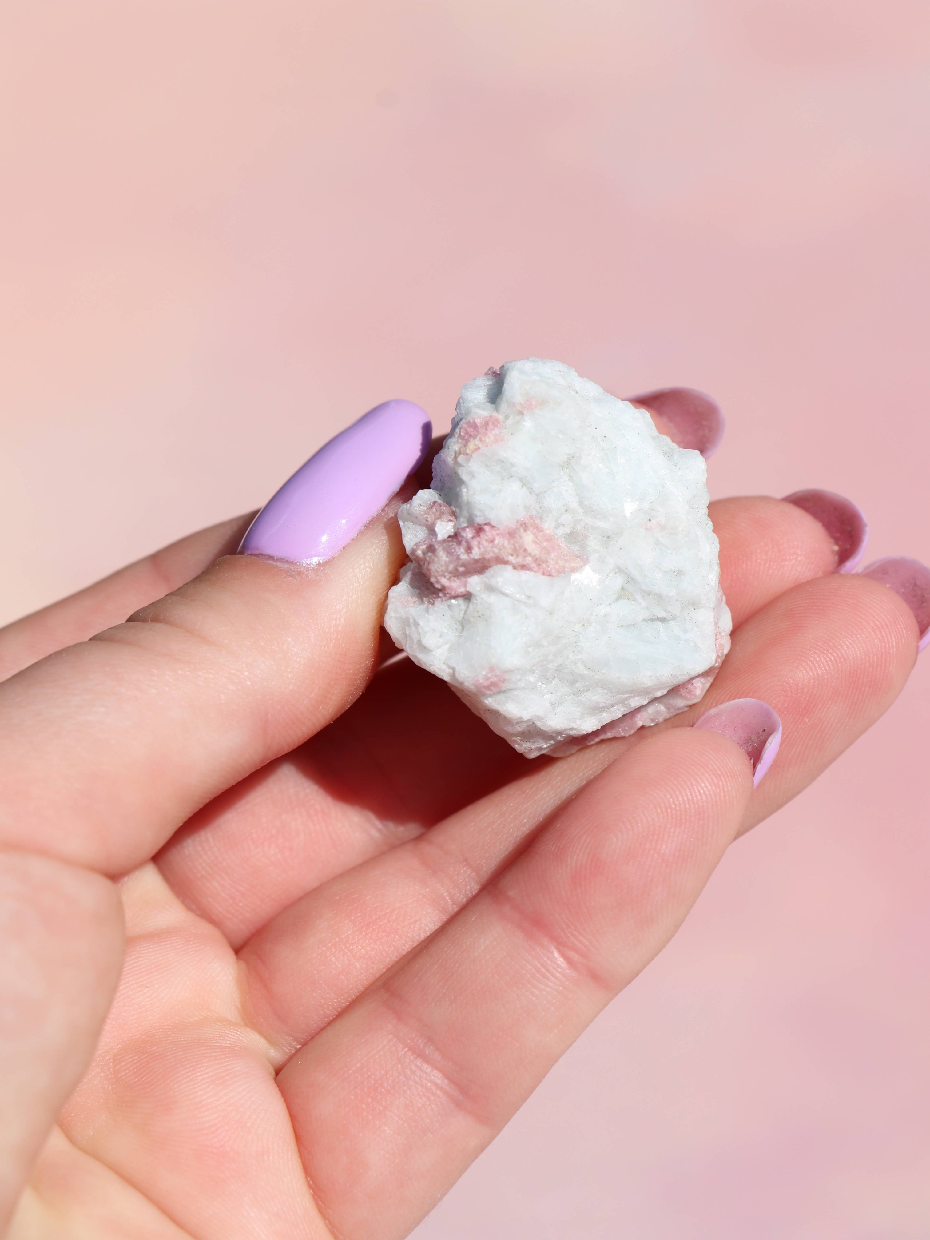 Rubelit - Kærlighed, Energi & Emotionel Healing
Rubelit, den smukke pink til rød variant af turmalin, er kendt for sin kraftfulde forbindelse til hjertchakraet og sin evne til at fremme kærlighed, indre styrke og følelsesmæssig heling. Denne krystal udstråler en blid, men stærk energi, der hjælper dig med at åbne op for kærlighed, både til dig selv og andre.
Egenskaber ved rubelit: Aktiverer og balancerer hjertchakraet. Understøtter selvkærlighed og følelsesmæssig balance. Hjælper ved stress, sorg 