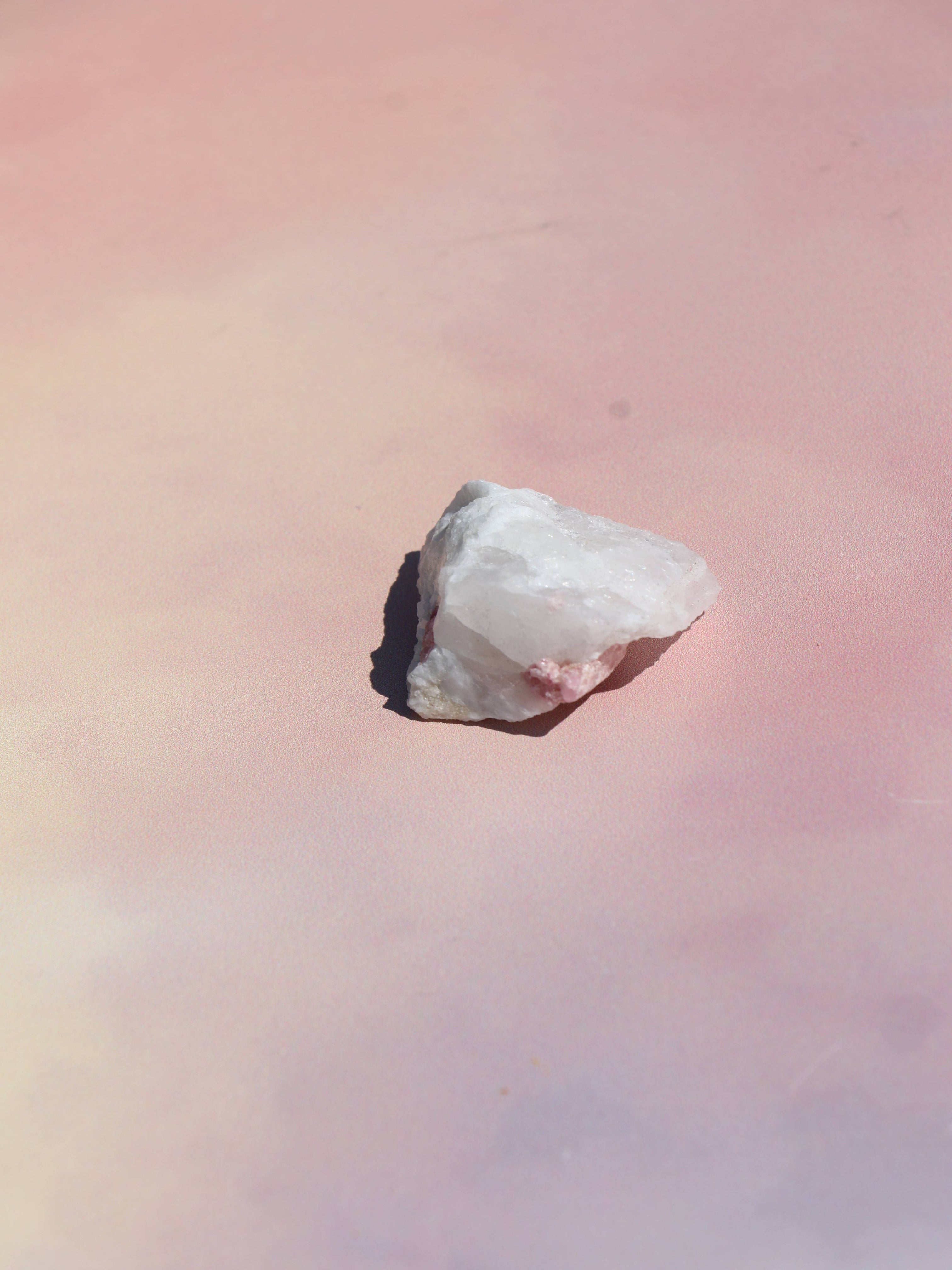 Rubelit - Kærlighed, Energi & Emotionel Healing
Rubelit, den smukke pink til rød variant af turmalin, er kendt for sin kraftfulde forbindelse til hjertchakraet og sin evne til at fremme kærlighed, indre styrke og følelsesmæssig heling. Denne krystal udstråler en blid, men stærk energi, der hjælper dig med at åbne op for kærlighed, både til dig selv og andre.
Egenskaber ved rubelit: Aktiverer og balancerer hjertchakraet. Understøtter selvkærlighed og følelsesmæssig balance. Hjælper ved stress, sorg og følel