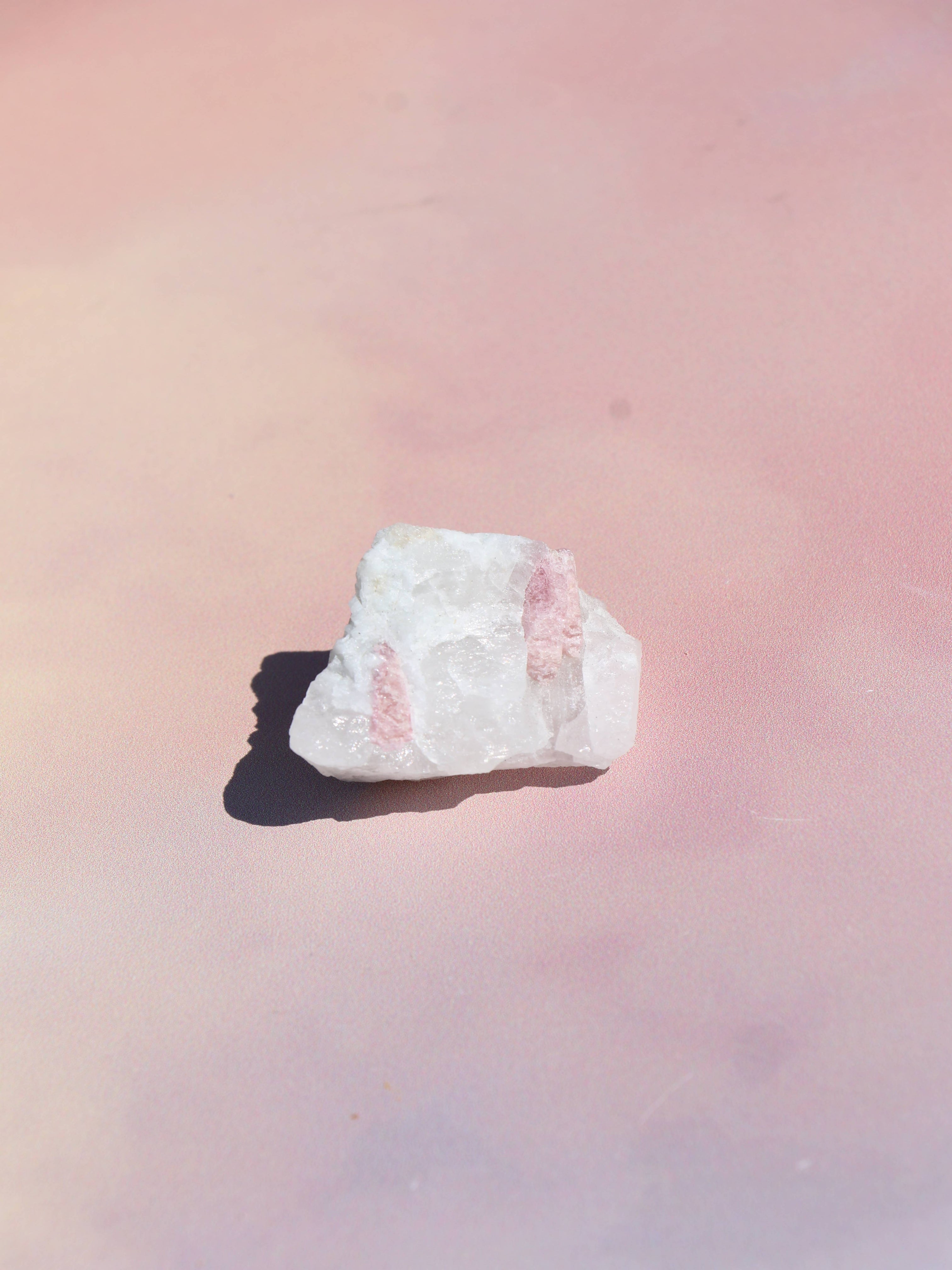 Rubelit - Kærlighed, Energi & Emotionel Healing
Rubelit, den smukke pink til rød variant af turmalin, er kendt for sin kraftfulde forbindelse til hjertchakraet og sin evne til at fremme kærlighed, indre styrke og følelsesmæssig heling. Denne krystal udstråler en blid, men stærk energi, der hjælper dig med at åbne op for kærlighed, både til dig selv og andre.
Egenskaber ved rubelit: Aktiverer og balancerer hjertchakraet. Understøtter selvkærlighed og følelsesmæssig balance. Hjælper ved stress, sorg og følel