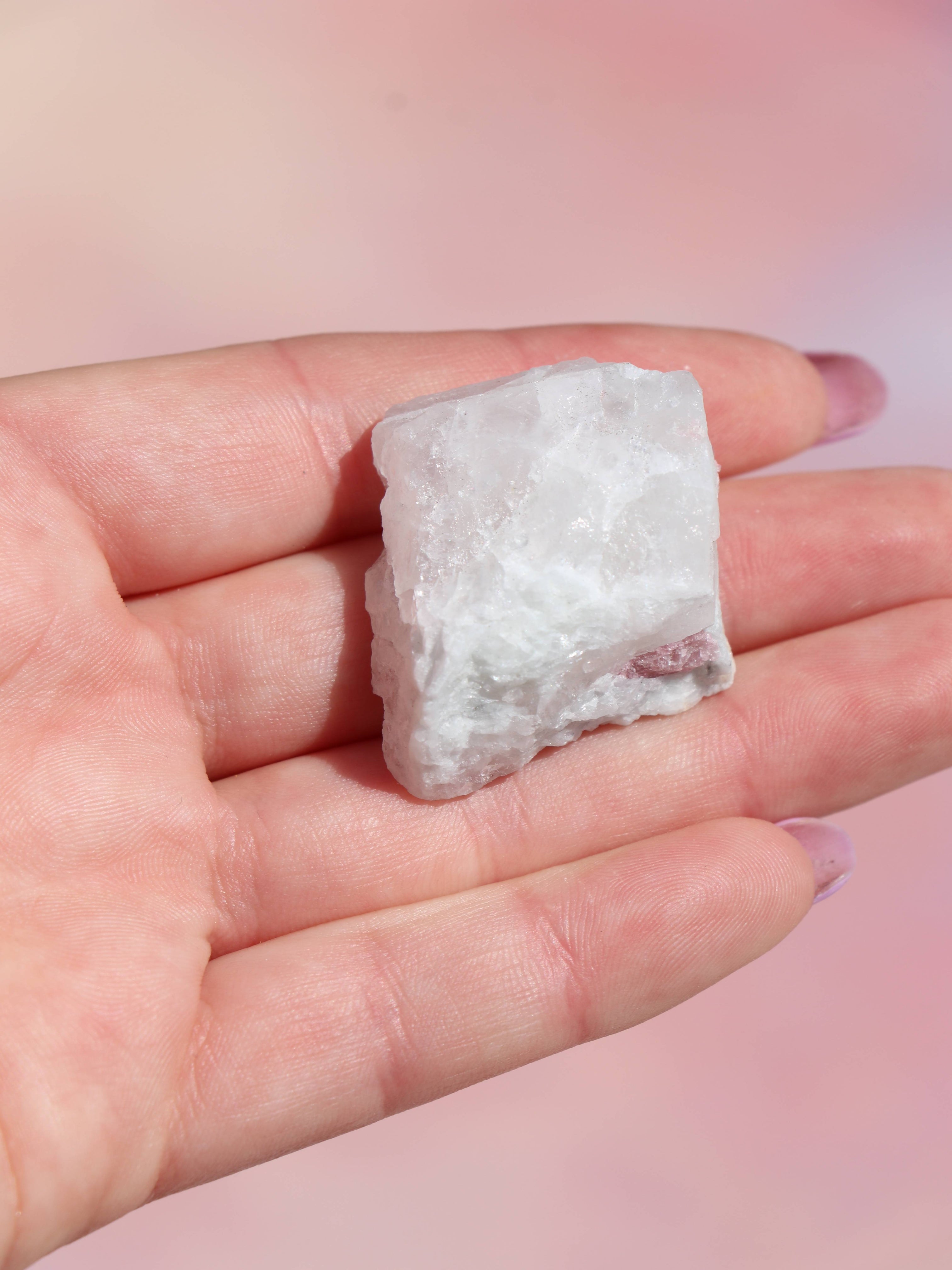 Rubelit - Kærlighed, Energi & Emotionel Healing
Rubelit, den smukke pink til rød variant af turmalin, er kendt for sin kraftfulde forbindelse til hjertchakraet og sin evne til at fremme kærlighed, indre styrke og følelsesmæssig heling. Denne krystal udstråler en blid, men stærk energi, der hjælper dig med at åbne op for kærlighed, både til dig selv og andre.
Egenskaber ved rubelit: Aktiverer og balancerer hjertchakraet. Understøtter selvkærlighed og følelsesmæssig balance. Hjælper ved stress, sorg og følel
