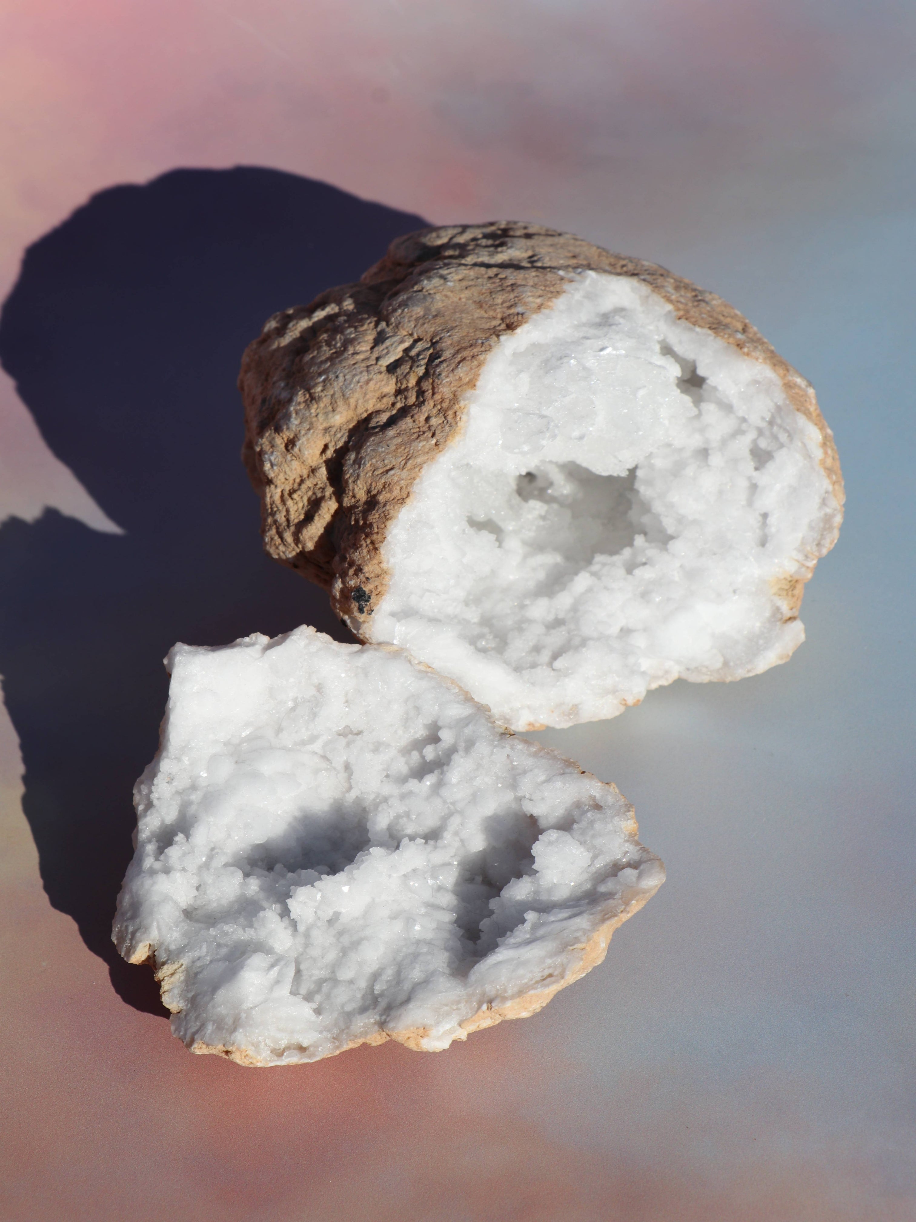 Klar kvarts er den ultimative energiforstærker. Den bringer klarhed, healing og balance, og renser sindet for negative energier og tanker.
En kvarts geode spreder denne energi i hele rummet og skaber et kraftfuldt, rensende energifelt.