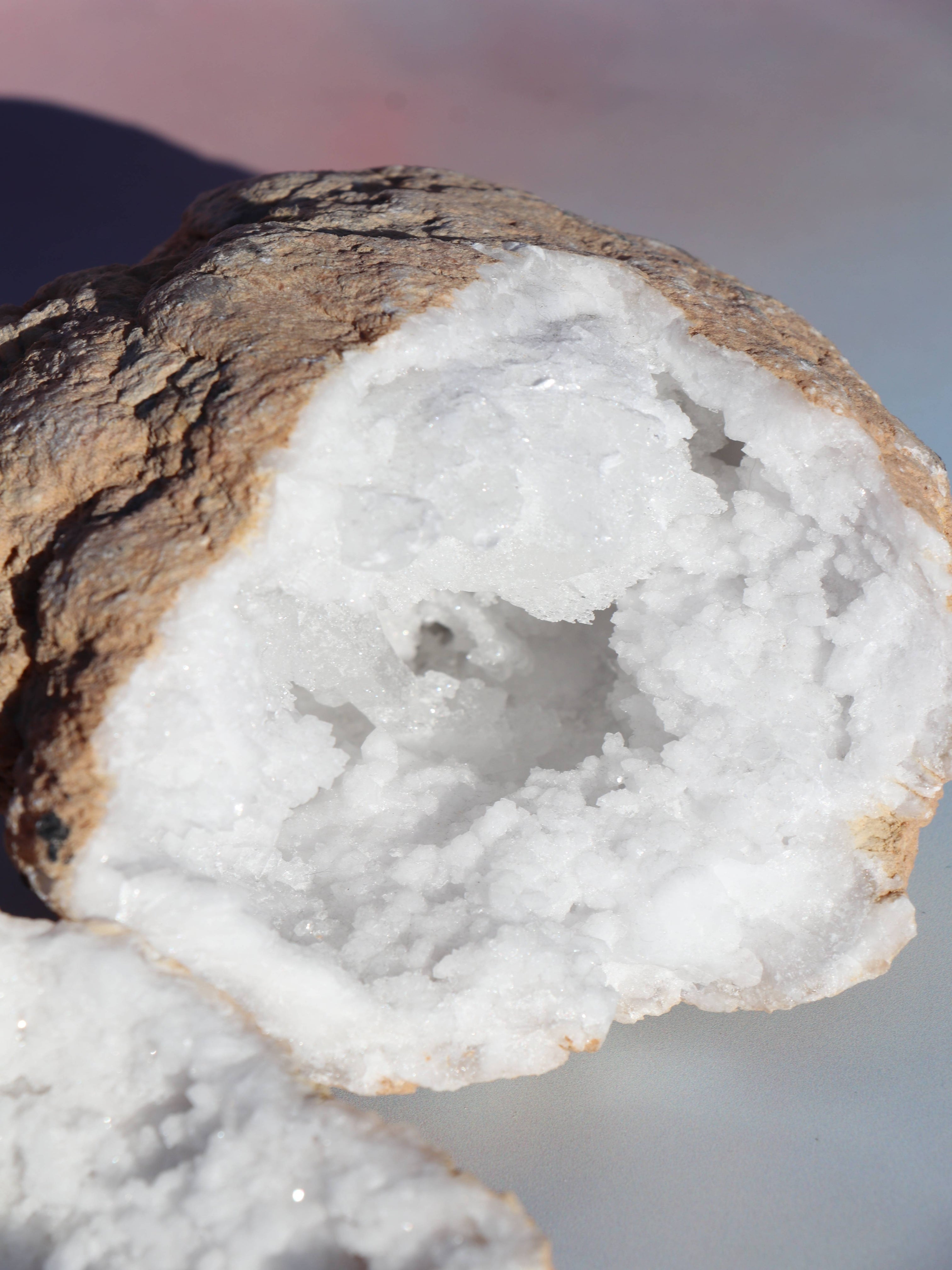 Klar kvarts er den ultimative energiforstærker. Den bringer klarhed, healing og balance, og renser sindet for negative energier og tanker.
En kvarts geode spreder denne energi i hele rummet og skaber et kraftfuldt, rensende energifelt.