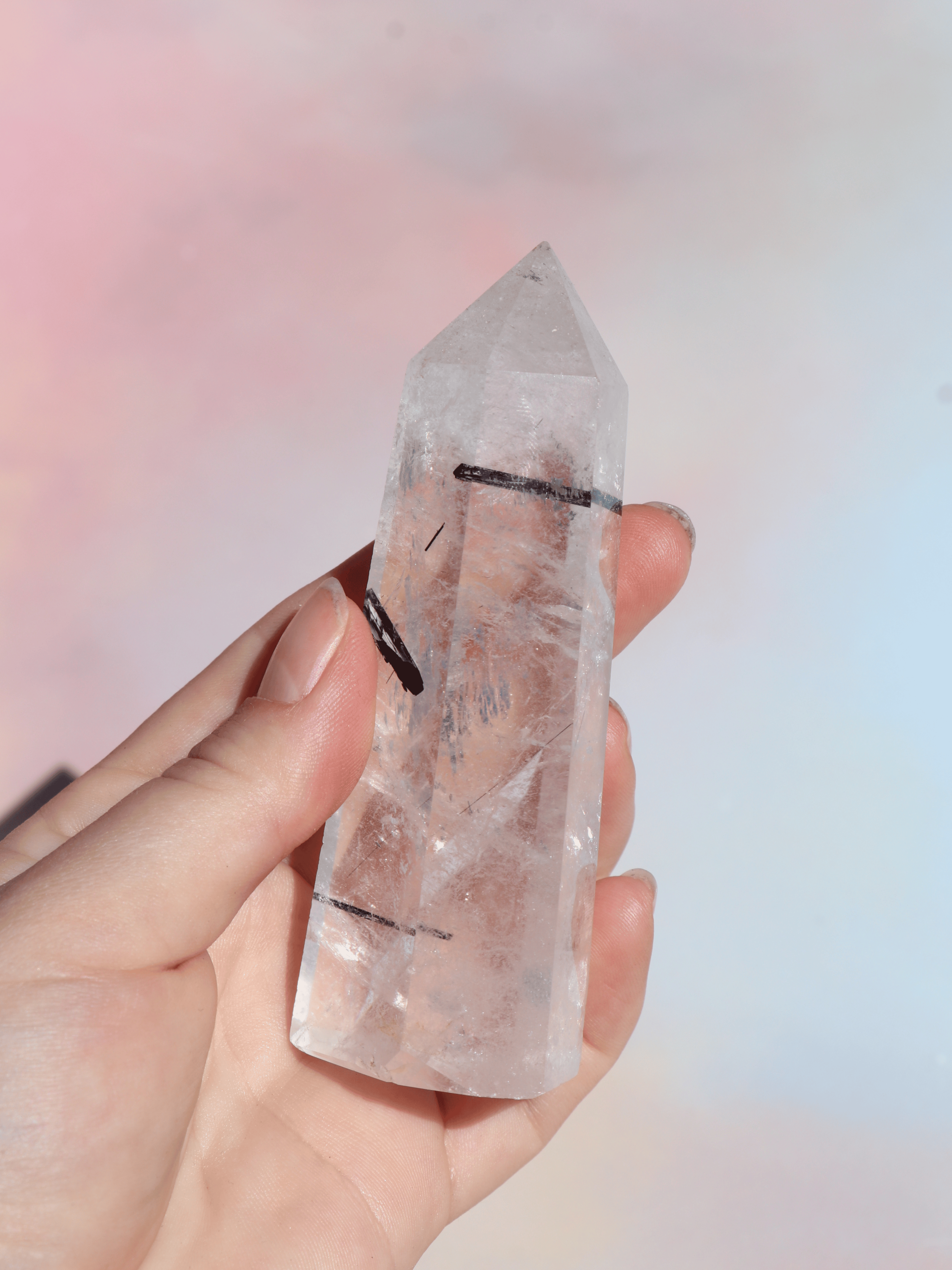 Turmalinkvarts hjælper dig til at lave positive forandringer. Den renser ud i negative energier og skaber vej for nye positive energier. Den fjerner blokeringer og gør dig i stand til at tænke kreativt. Den styrker dig og øger din tro på sig selv 