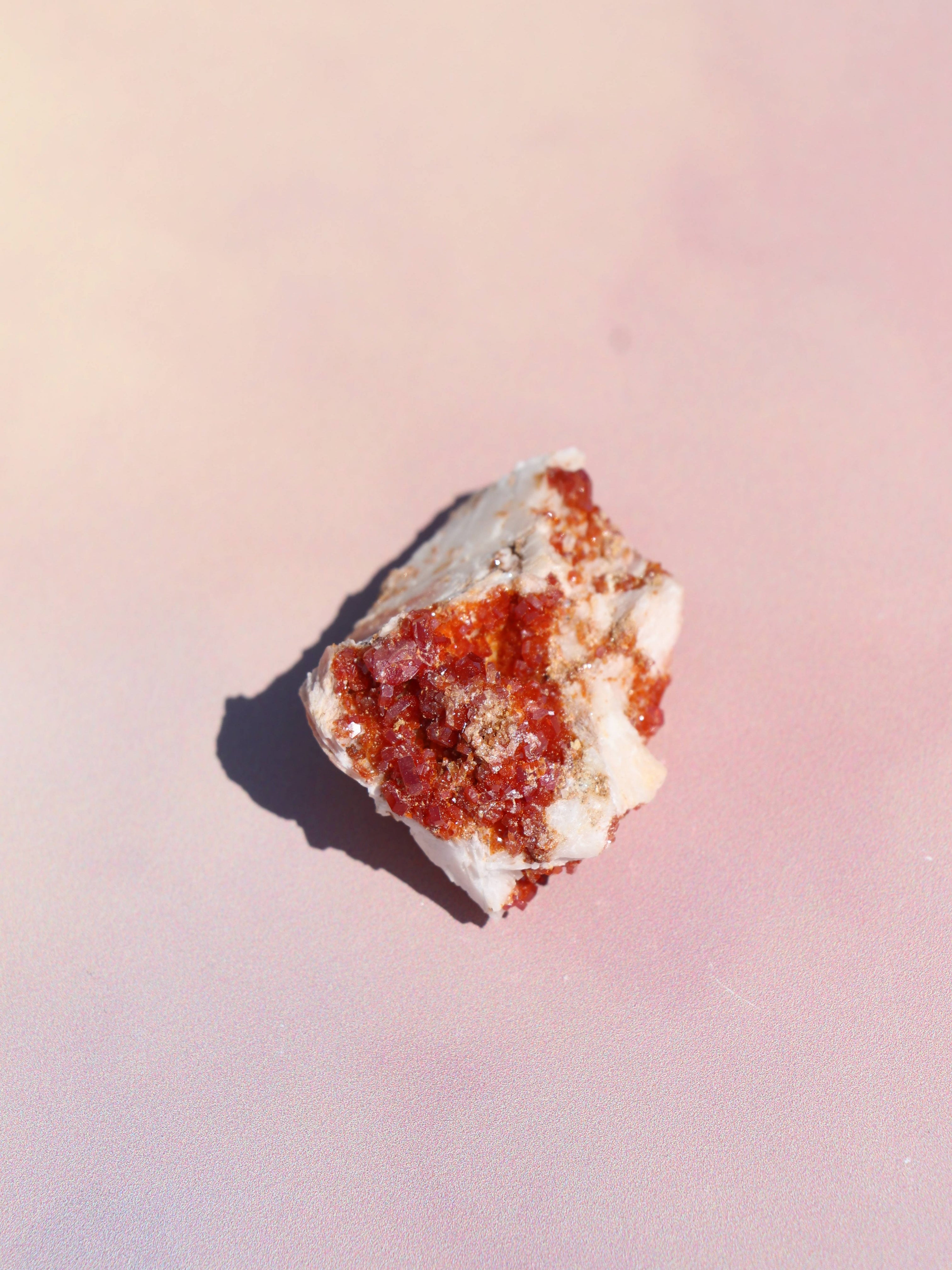 Vanadinit er en kraftfuld krystal, der styrker fokus, viljestyrke og udholdenhed. Perfekt til studier, arbejde og målrettet manifestation. Forbundet med rod-, hara- og solar plexus chakra og især støttende for Jomfru og Vædder. Brug den til at holde dig jordet og energisk, mens du arbejder mod dine mål.