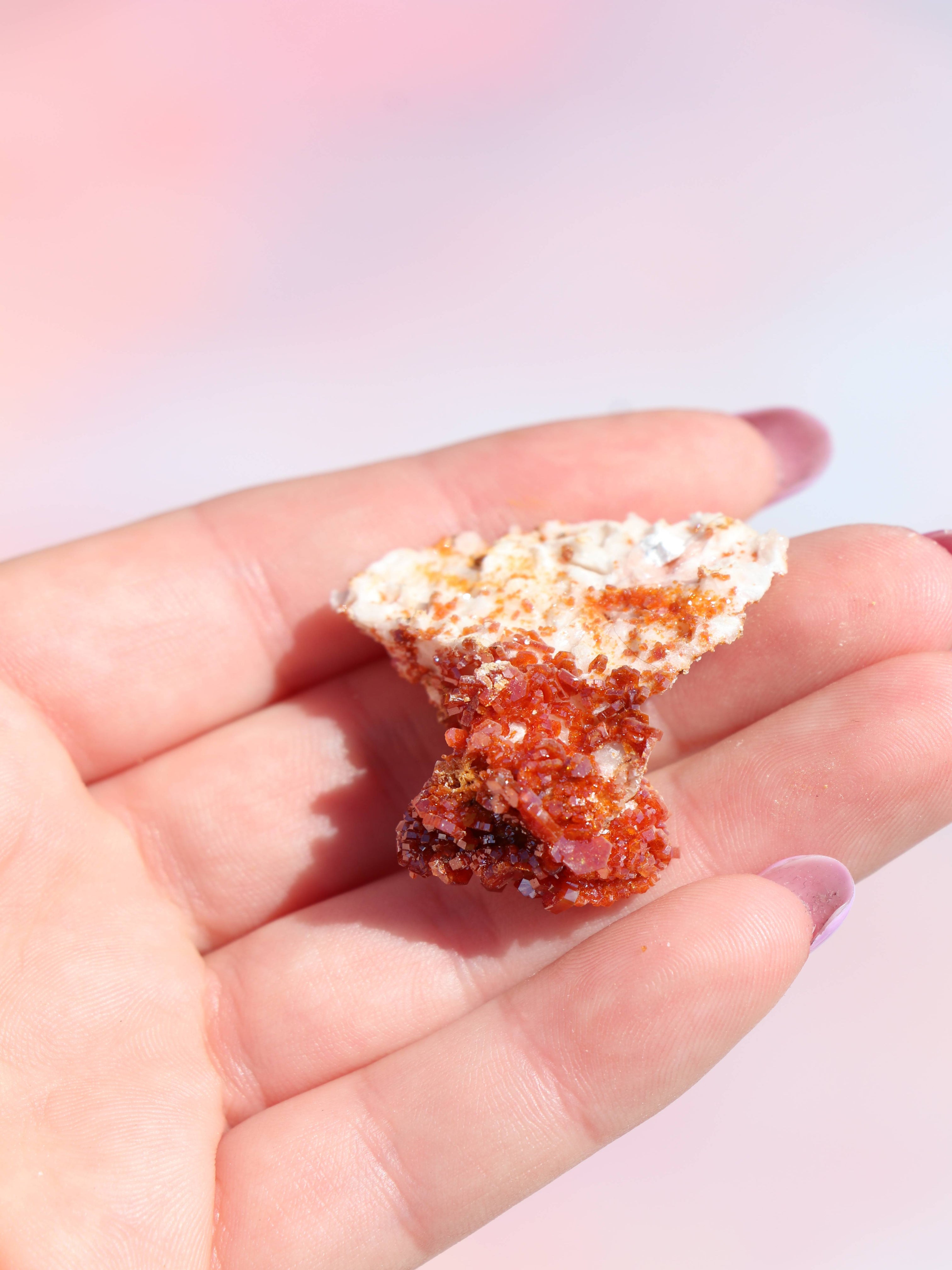 Vanadinit er en kraftfuld krystal, der styrker fokus, viljestyrke og udholdenhed. Perfekt til studier, arbejde og målrettet manifestation. Forbundet med rod-, hara- og solar plexus chakra og især støttende for Jomfru og Vædder. Brug den til at holde dig jordet og energisk, mens du arbejder mod dine mål.