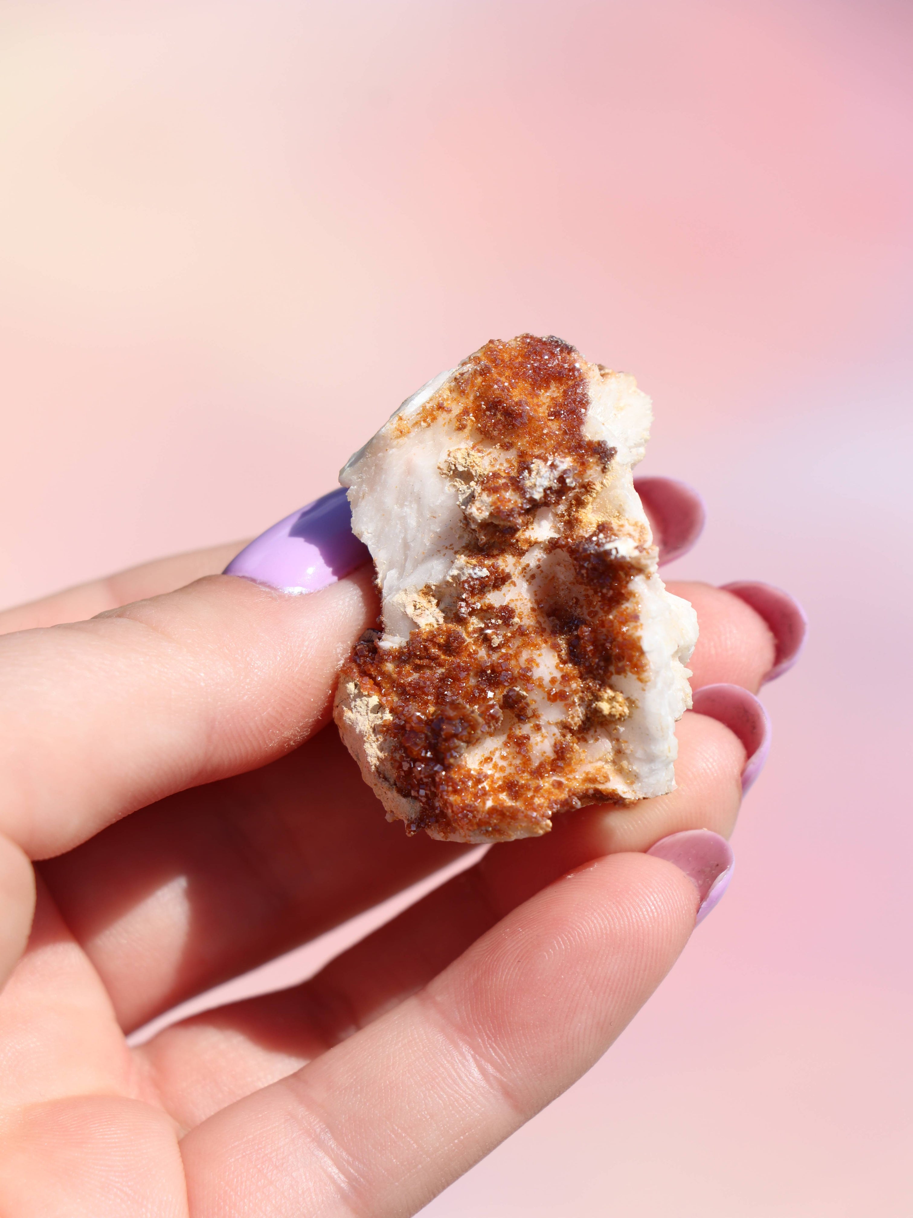 Vanadinit er en kraftfuld krystal, der styrker fokus, viljestyrke og udholdenhed. Perfekt til studier, arbejde og målrettet manifestation. Forbundet med rod-, hara- og solar plexus chakra og især støttende for Jomfru og Vædder. Brug den til at holde dig jordet og energisk, mens du arbejder mod dine mål.