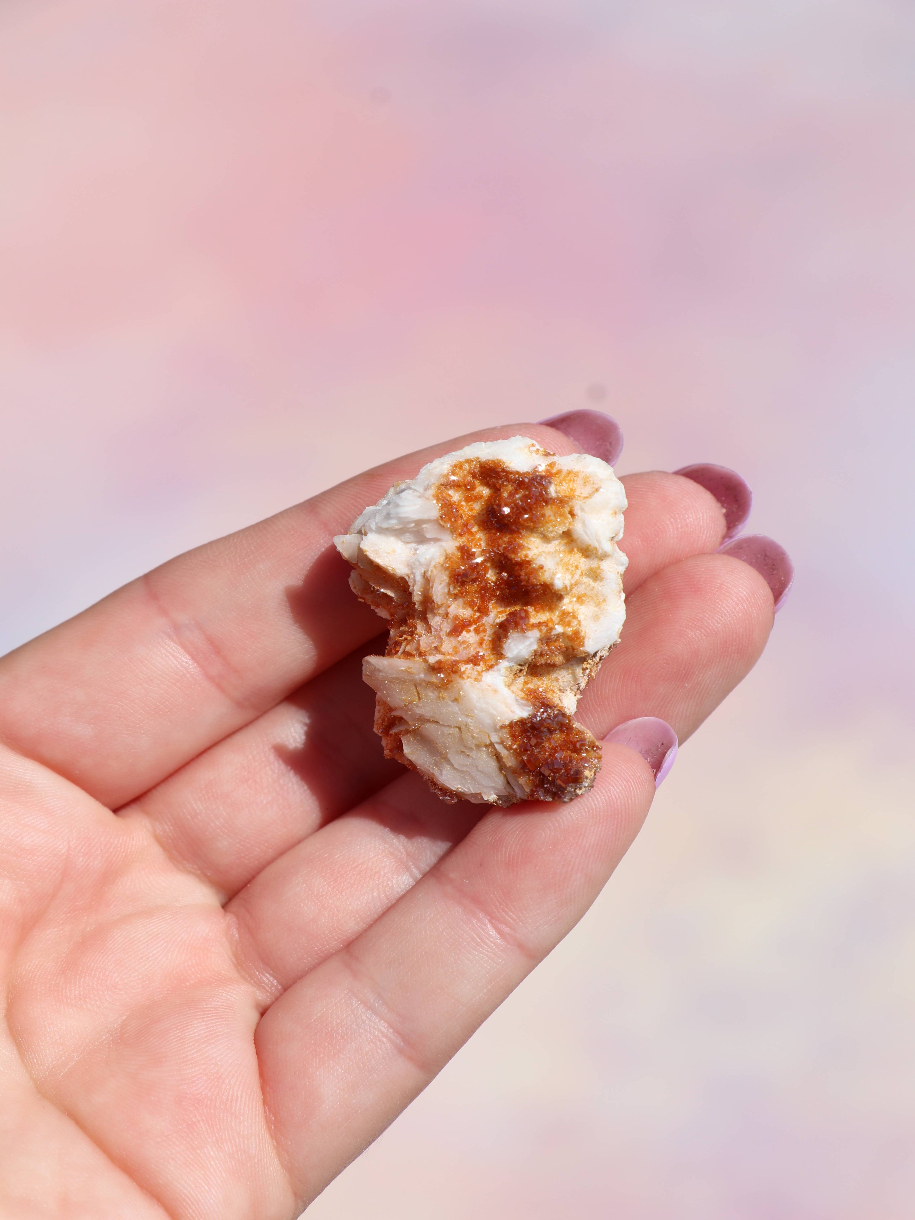 Vanadinit er en kraftfuld krystal, der styrker fokus, viljestyrke og udholdenhed. Perfekt til studier, arbejde og målrettet manifestation. Forbundet med rod-, hara- og solar plexus chakra og især støttende for Jomfru og Vædder. Brug den til at holde dig jordet og energisk, mens du arbejder mod dine mål.