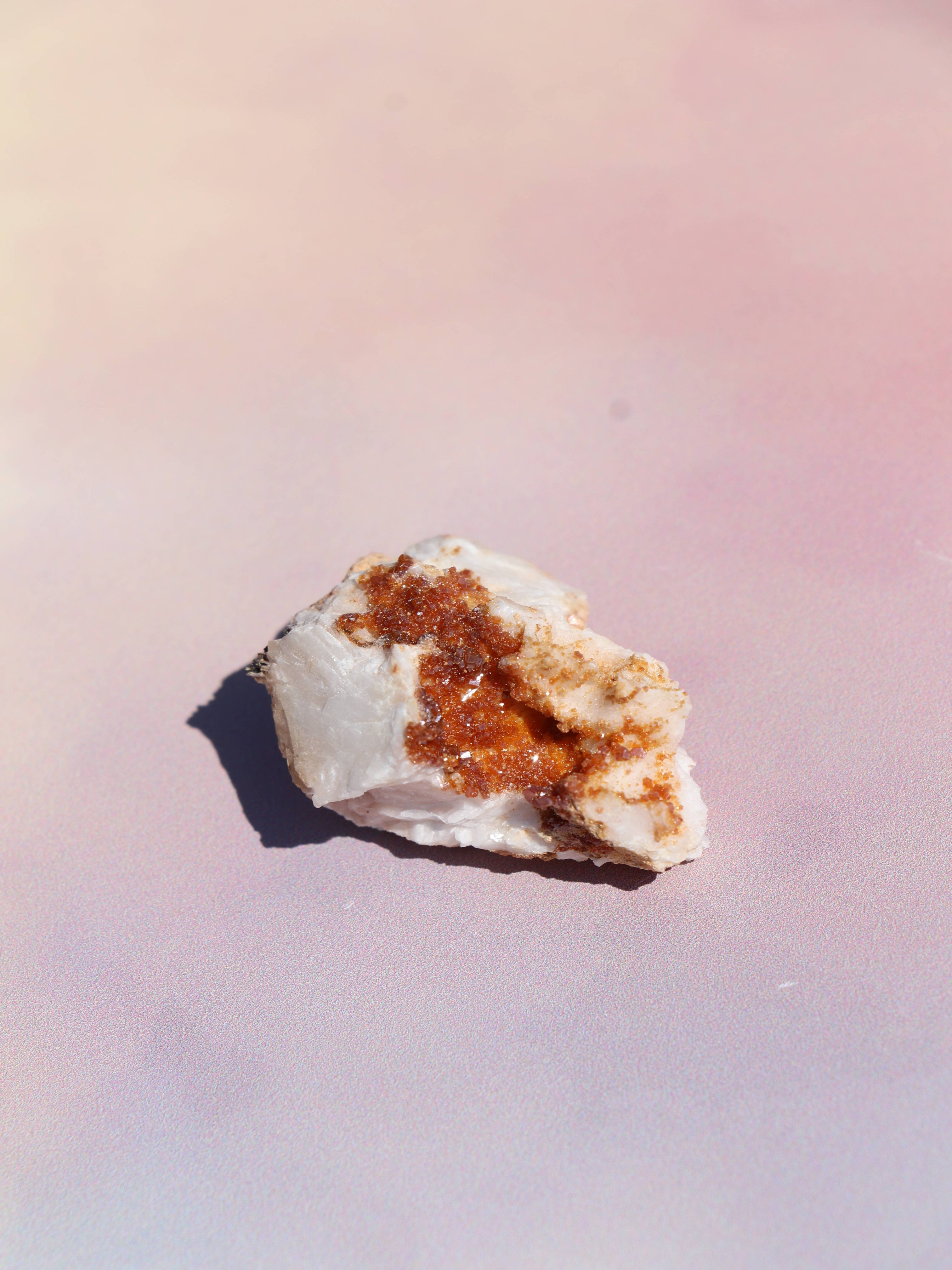 Vanadinit er en kraftfuld krystal, der styrker fokus, viljestyrke og udholdenhed. Perfekt til studier, arbejde og målrettet manifestation. Forbundet med rod-, hara- og solar plexus chakra og især støttende for Jomfru og Vædder. Brug den til at holde dig jordet og energisk, mens du arbejder mod dine mål.