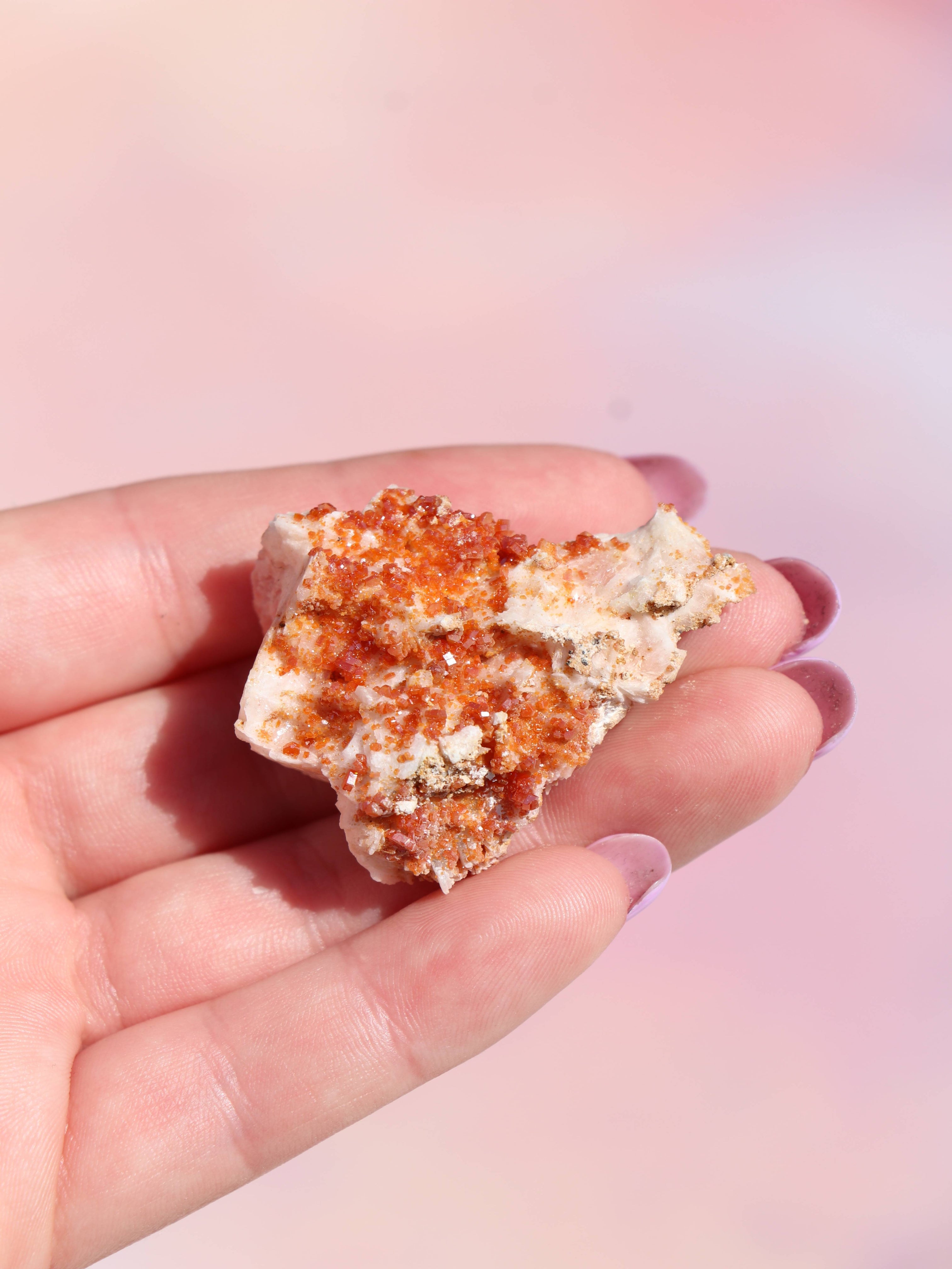 Vanadinit er en kraftfuld krystal, der styrker fokus, viljestyrke og udholdenhed. Perfekt til studier, arbejde og målrettet manifestation. Forbundet med rod-, hara- og solar plexus chakra og især støttende for Jomfru og Vædder. Brug den til at holde dig jordet og energisk, mens du arbejder mod dine mål.