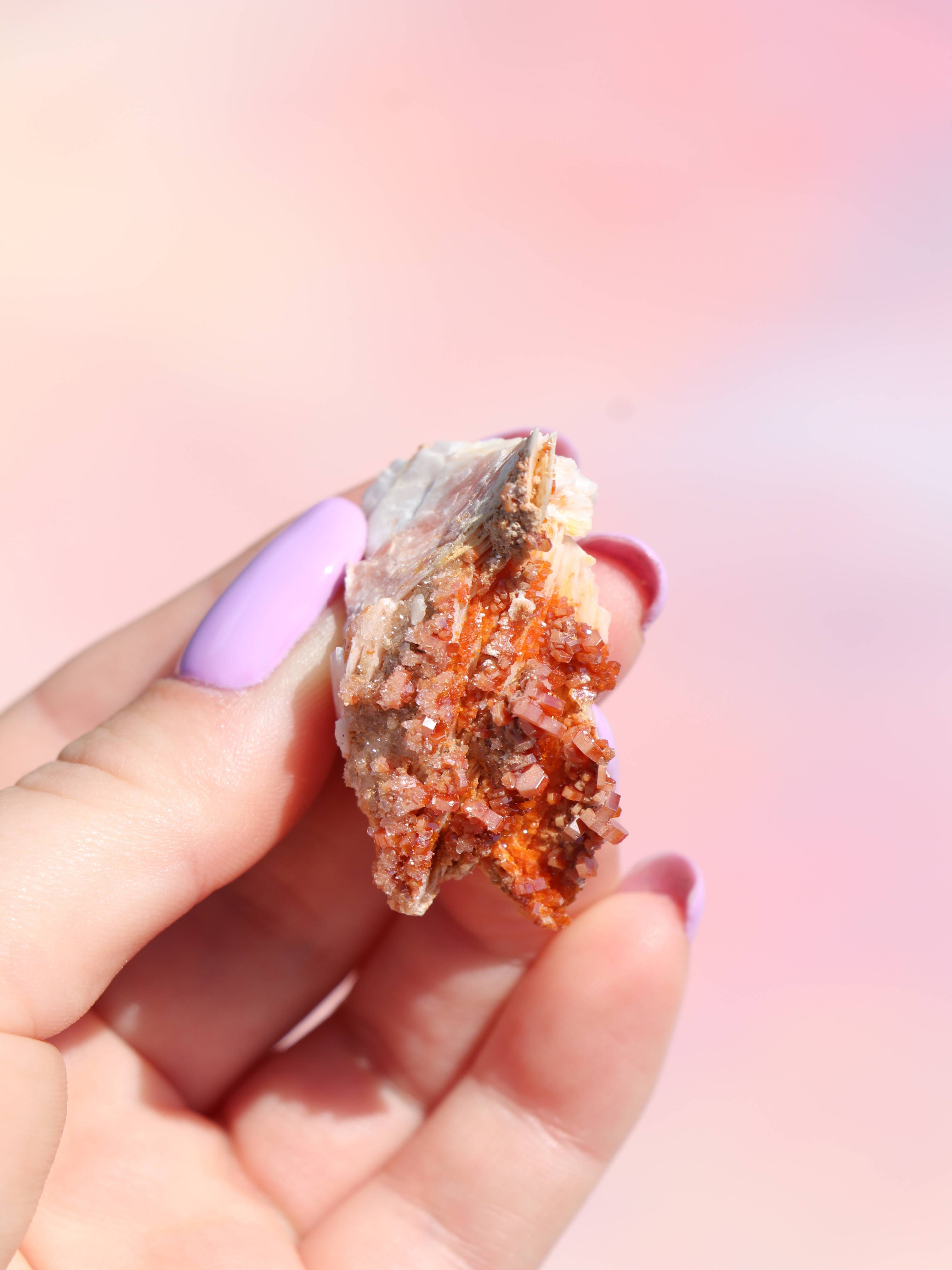 Vanadinit er en kraftfuld krystal, der styrker fokus, viljestyrke og udholdenhed. Perfekt til studier, arbejde og målrettet manifestation. Forbundet med rod-, hara- og solar plexus chakra og især støttende for Jomfru og Vædder. Brug den til at holde dig jordet og energisk, mens du arbejder mod dine mål.