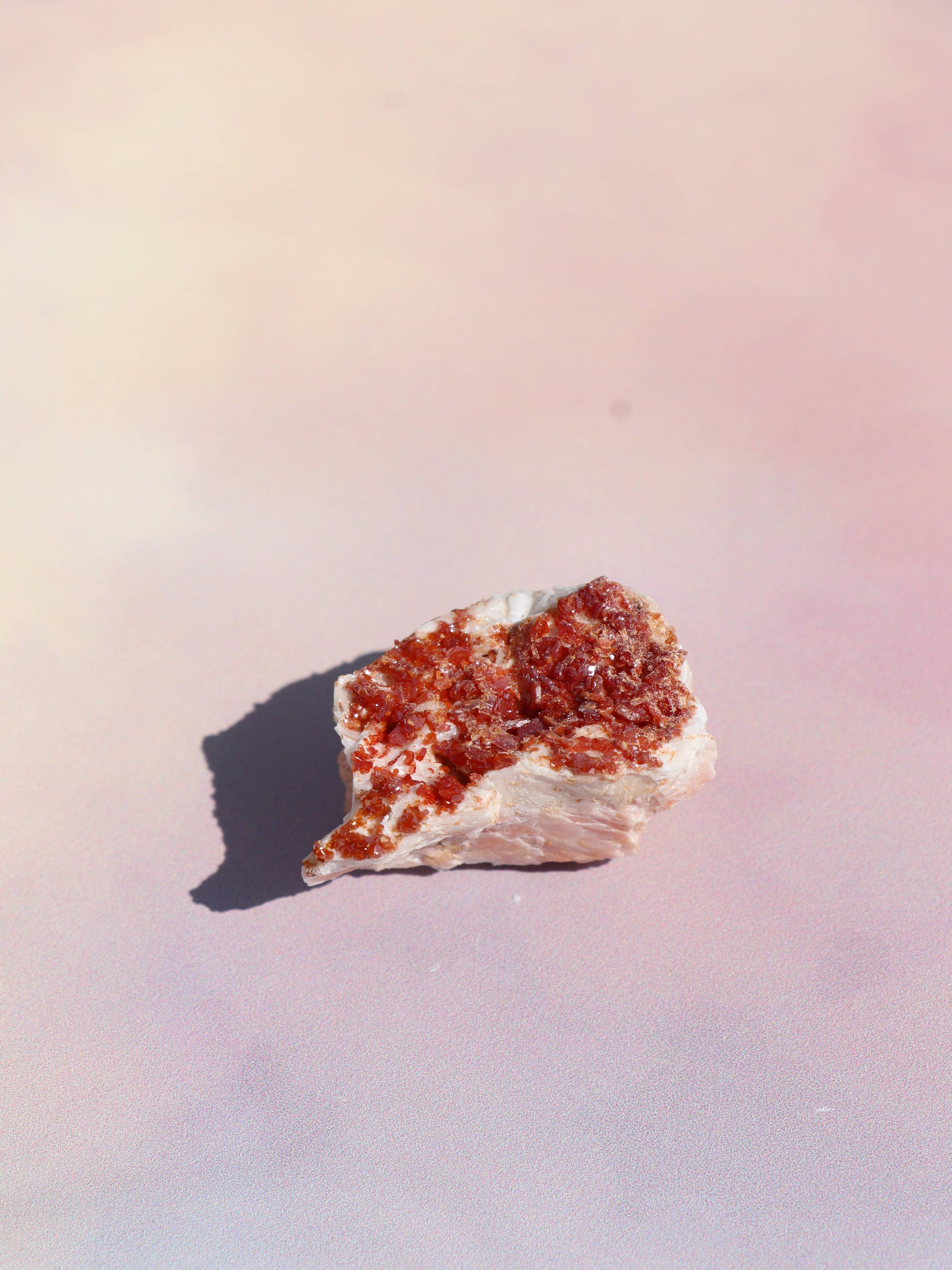 Vanadinit er en kraftfuld krystal, der styrker fokus, viljestyrke og udholdenhed. Perfekt til studier, arbejde og målrettet manifestation. Forbundet med rod-, hara- og solar plexus chakra og især støttende for Jomfru og Vædder. Brug den til at holde dig jordet og energisk, mens du arbejder mod dine mål.