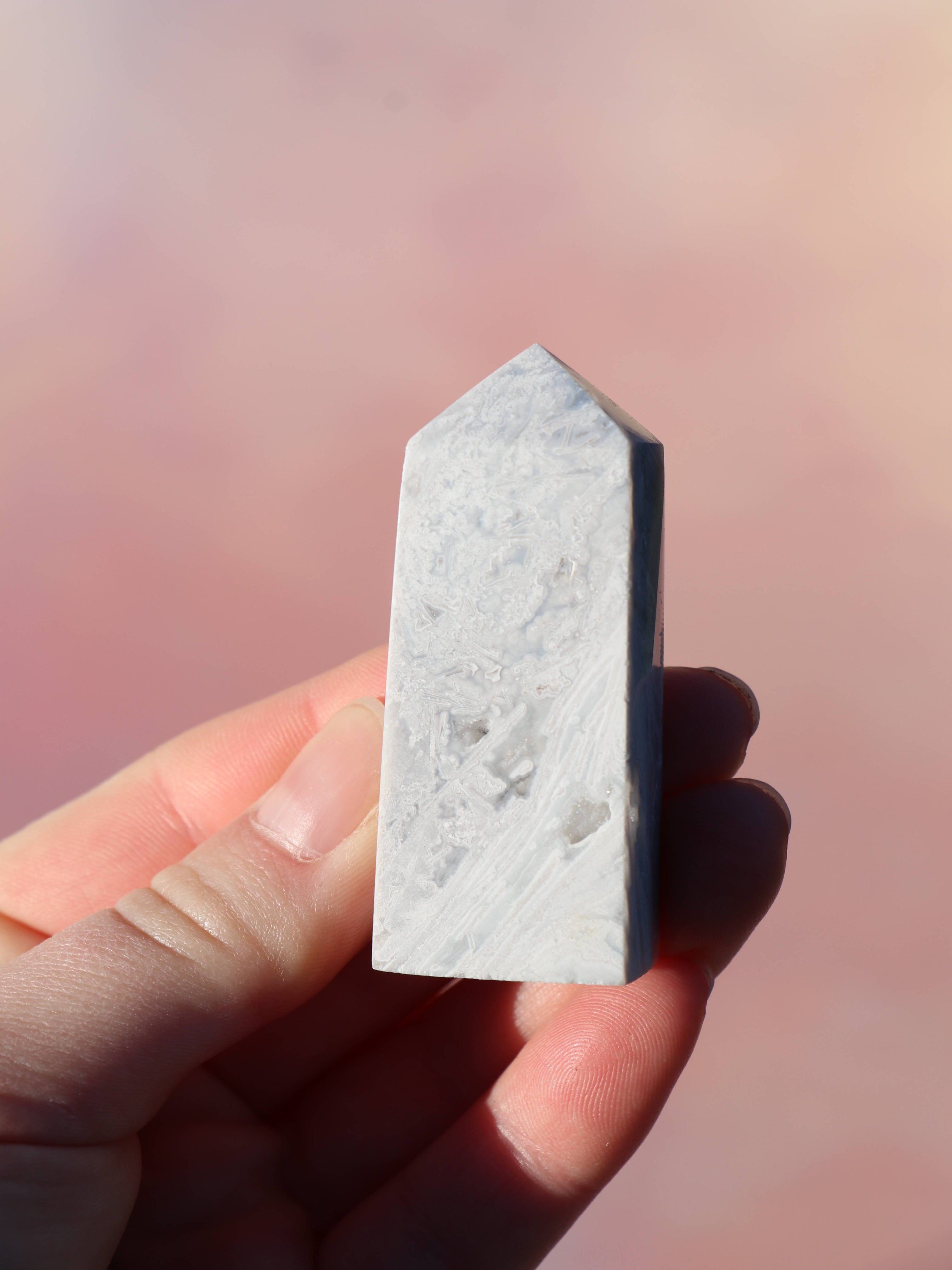 White Lace Agat er en smuk, hvid sten med fine bånd, der bringer ro og klarhed til sindet. Den støtter dig i følelsesmæssig balance, indre fred og selvaccept. Brug den til meditation, stresslindring eller som støtte i svære perioder. En perfekt krystal til dig, der ønsker mere lys og lethed i hverdagen.