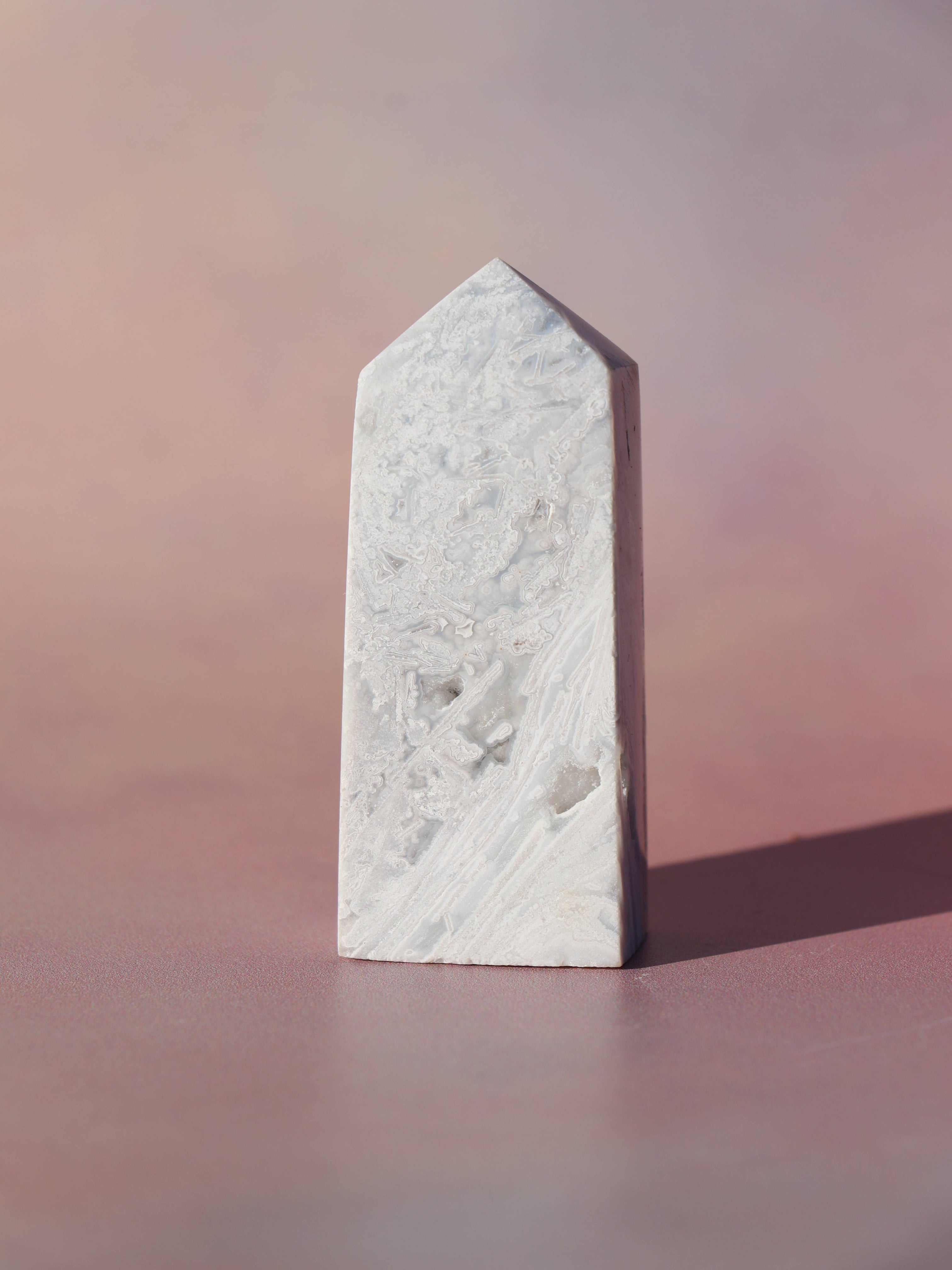 White Lace Agat er en smuk, hvid sten med fine bånd, der bringer ro og klarhed til sindet. Den støtter dig i følelsesmæssig balance, indre fred og selvaccept. Brug den til meditation, stresslindring eller som støtte i svære perioder. En perfekt krystal til dig, der ønsker mere lys og lethed i hverdagen.