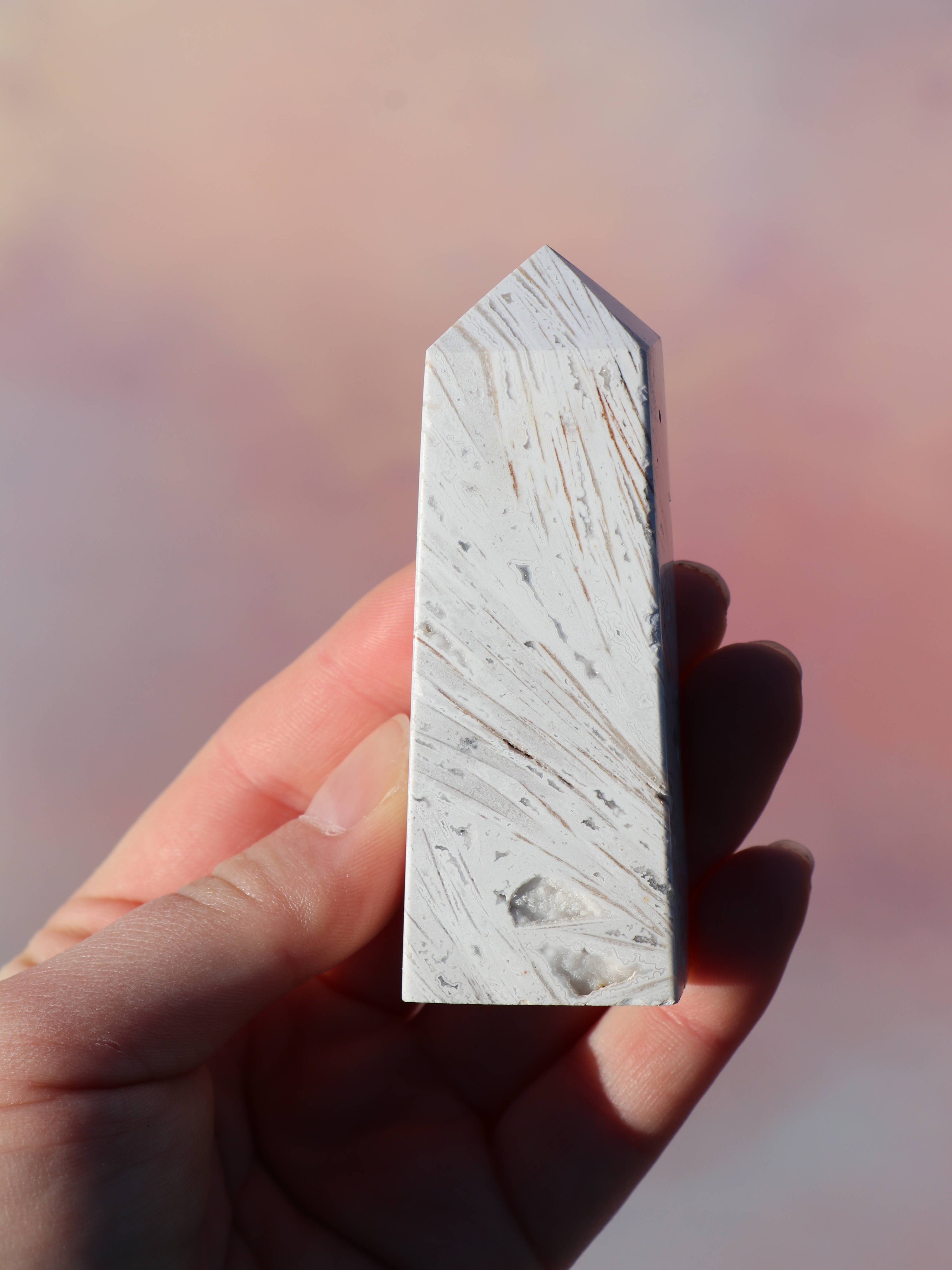 White Lace Agat er en smuk, hvid sten med fine bånd, der bringer ro og klarhed til sindet. Den støtter dig i følelsesmæssig balance, indre fred og selvaccept. Brug den til meditation, stresslindring eller som støtte i svære perioder. En perfekt krystal til dig, der ønsker mere lys og lethed i hverdagen.