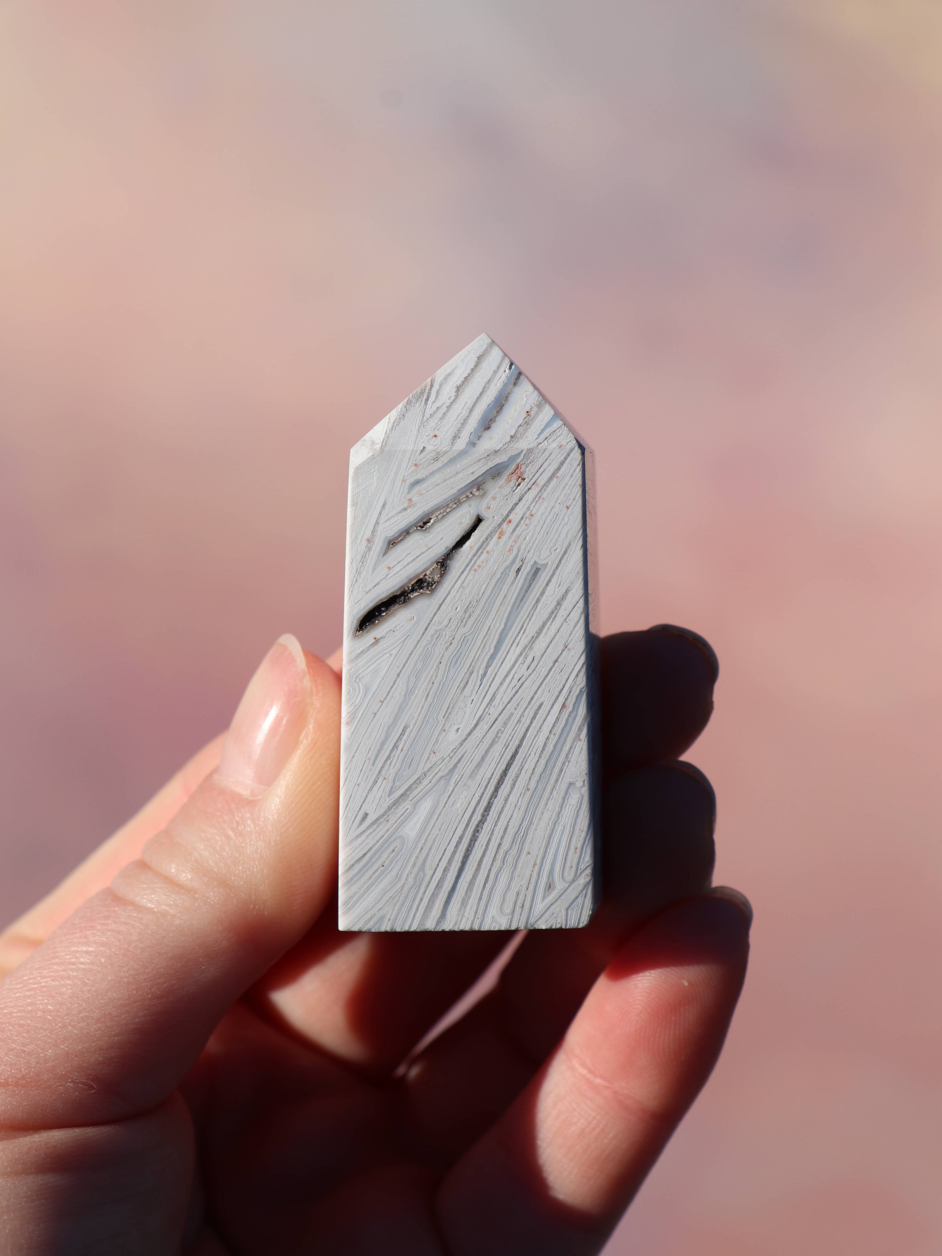 White Lace Agat er en smuk, hvid sten med fine bånd, der bringer ro og klarhed til sindet. Den støtter dig i følelsesmæssig balance, indre fred og selvaccept. Brug den til meditation, stresslindring eller som støtte i svære perioder. En perfekt krystal til dig, der ønsker mere lys og lethed i hverdagen.