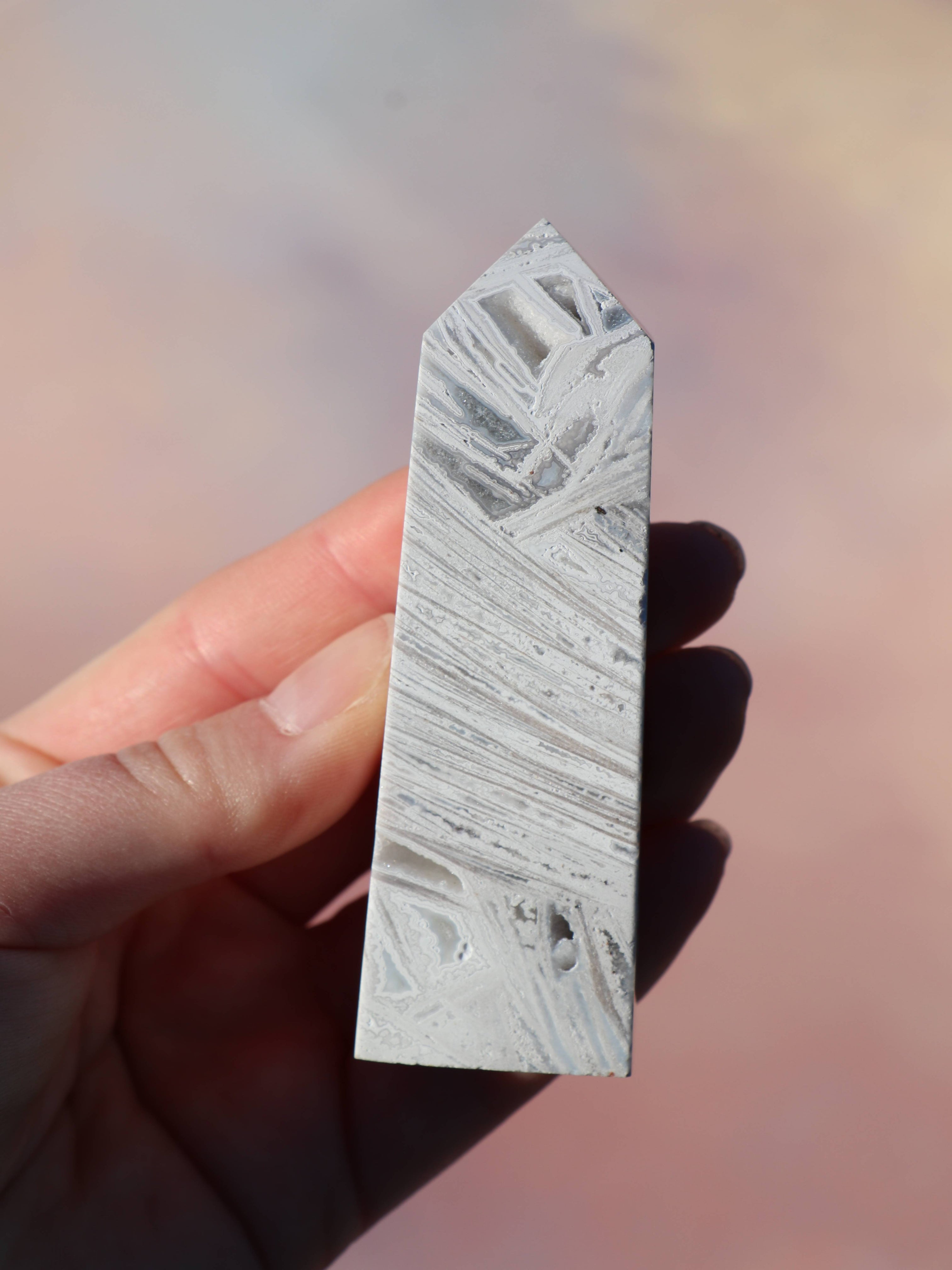 White Lace Agat er en smuk, hvid sten med fine bånd, der bringer ro og klarhed til sindet. Den støtter dig i følelsesmæssig balance, indre fred og selvaccept. Brug den til meditation, stresslindring eller som støtte i svære perioder. En perfekt krystal til dig, der ønsker mere lys og lethed i hverdagen.