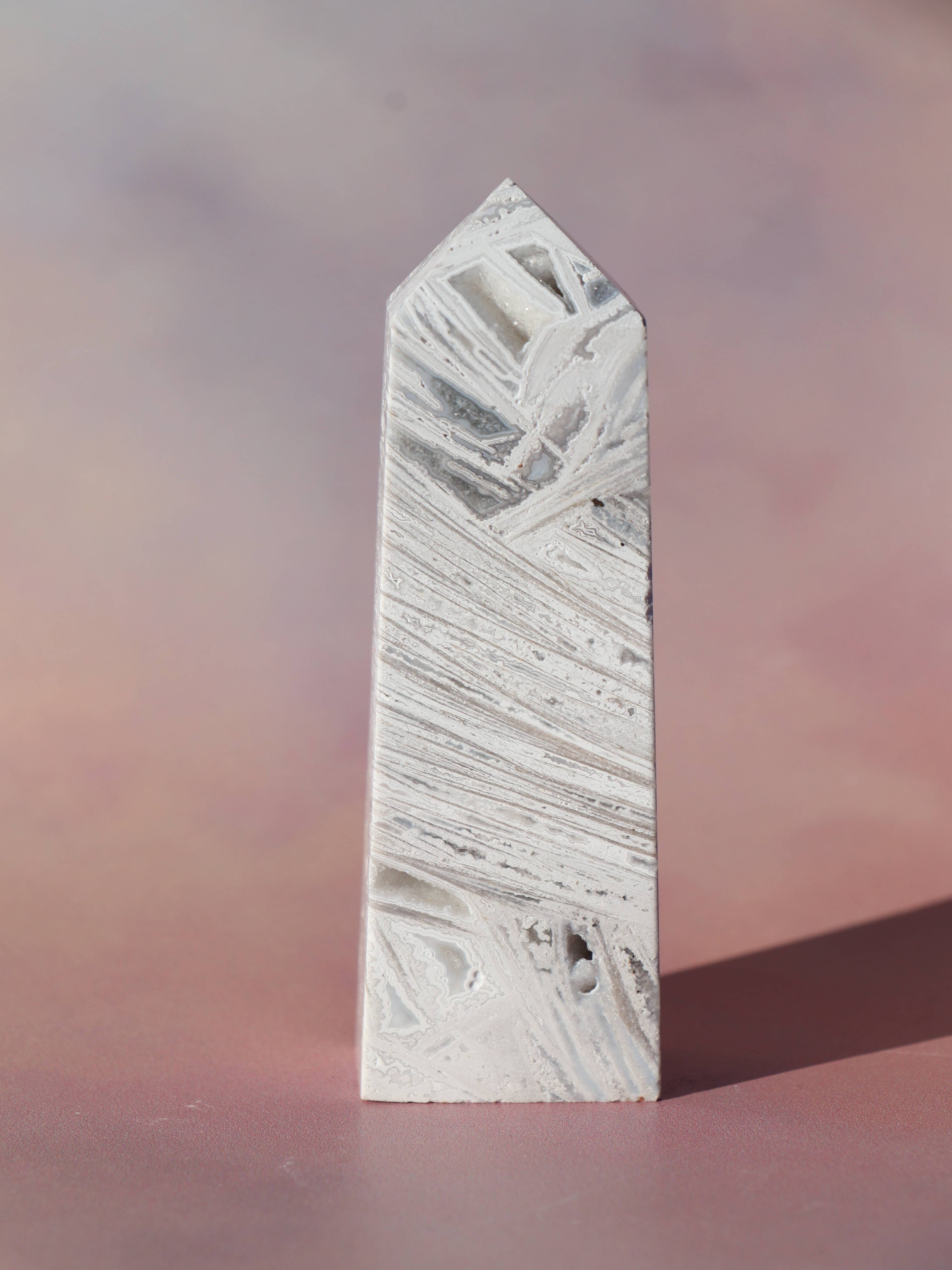 White Lace Agat er en smuk, hvid sten med fine bånd, der bringer ro og klarhed til sindet. Den støtter dig i følelsesmæssig balance, indre fred og selvaccept. Brug den til meditation, stresslindring eller som støtte i svære perioder. En perfekt krystal til dig, der ønsker mere lys og lethed i hverdagen.